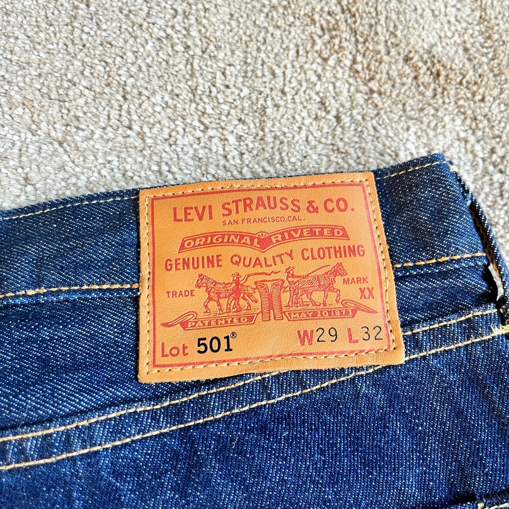 Levi's Premium White Oak Denim - Dark Wash - Straight Fit Jeans - Picture 6 of 9